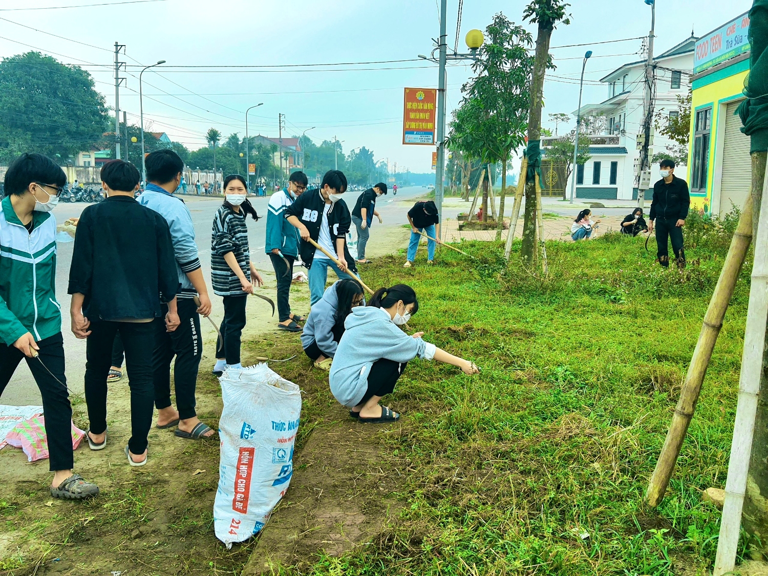 Đoàn viên trường THPT Cửa Lò ra quân dọn dẹp vệ sinh dọc tuyến đường Nguyễn Huệ.