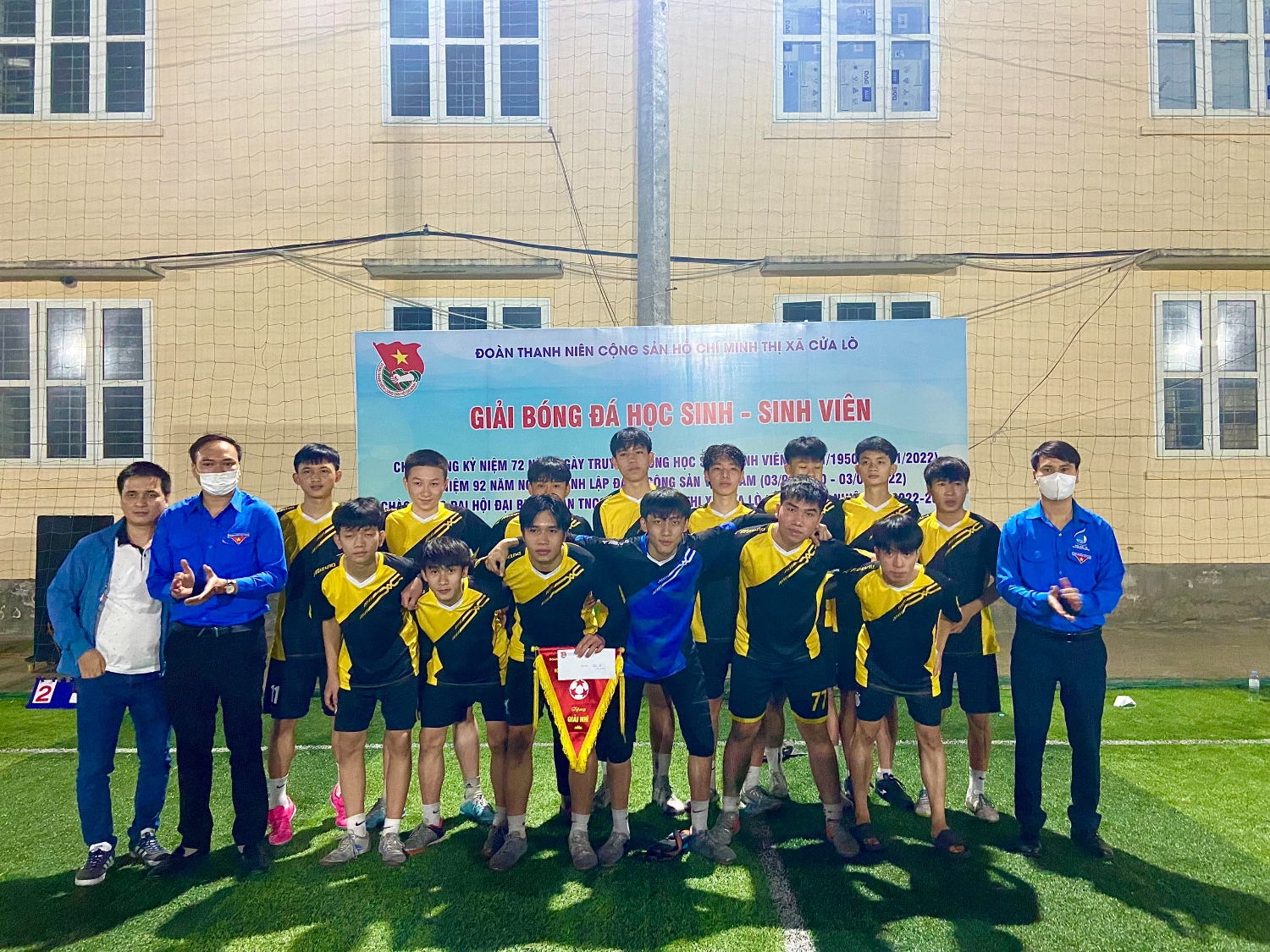Đội bóng đá Trường THPT Cửa Lò tại giải đấu.