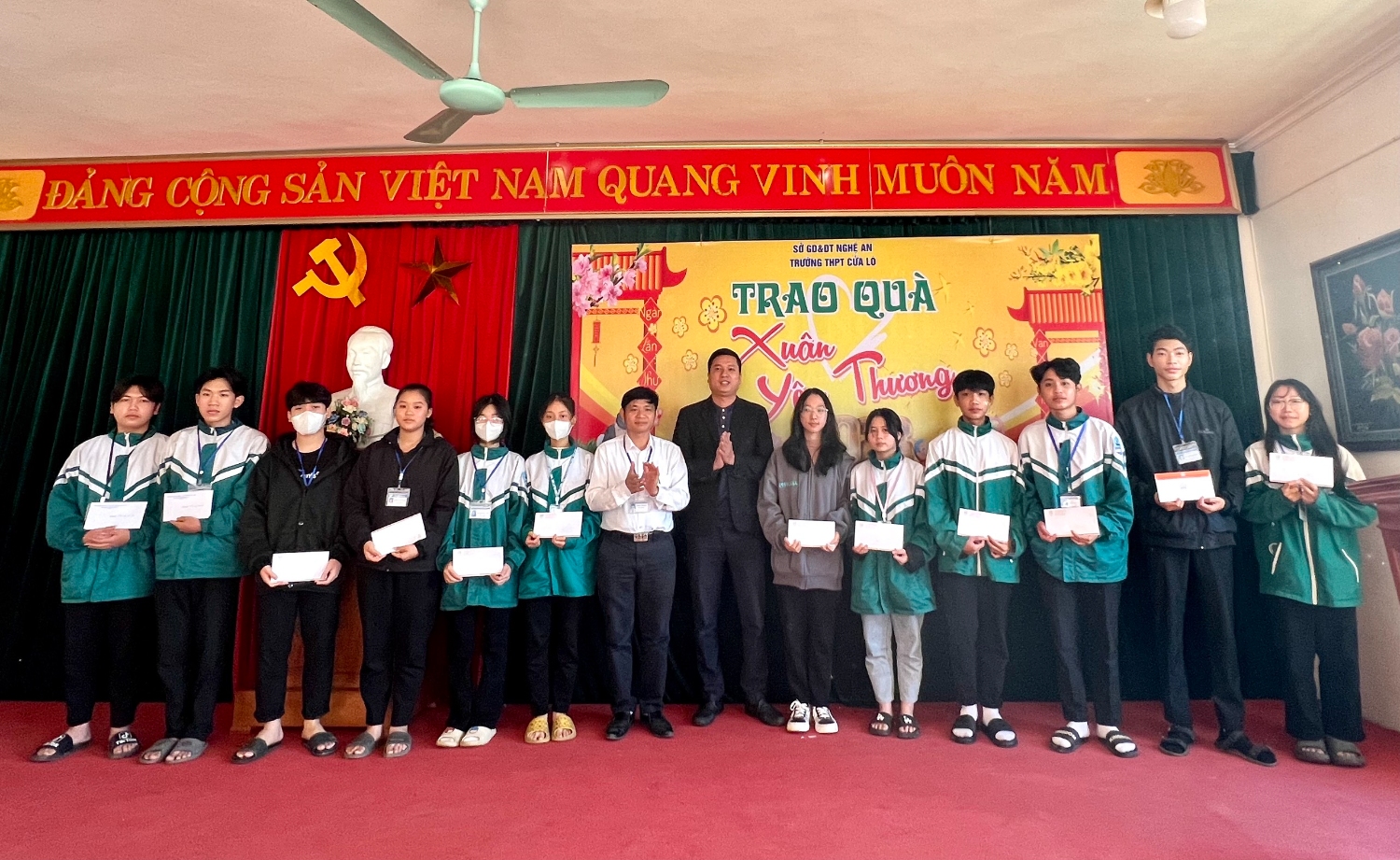 Ông Trần Văn Trọng PGĐ tập đoàn Summer trao quà cho các em học sinh.