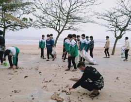 Hình ảnh học sinh tham gia la động làm sạch biển trong các đợt phát động của Thị xã Cửa Lò, cùng với...