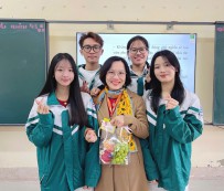 Ảnh các em 12D2 trở về thăm cô