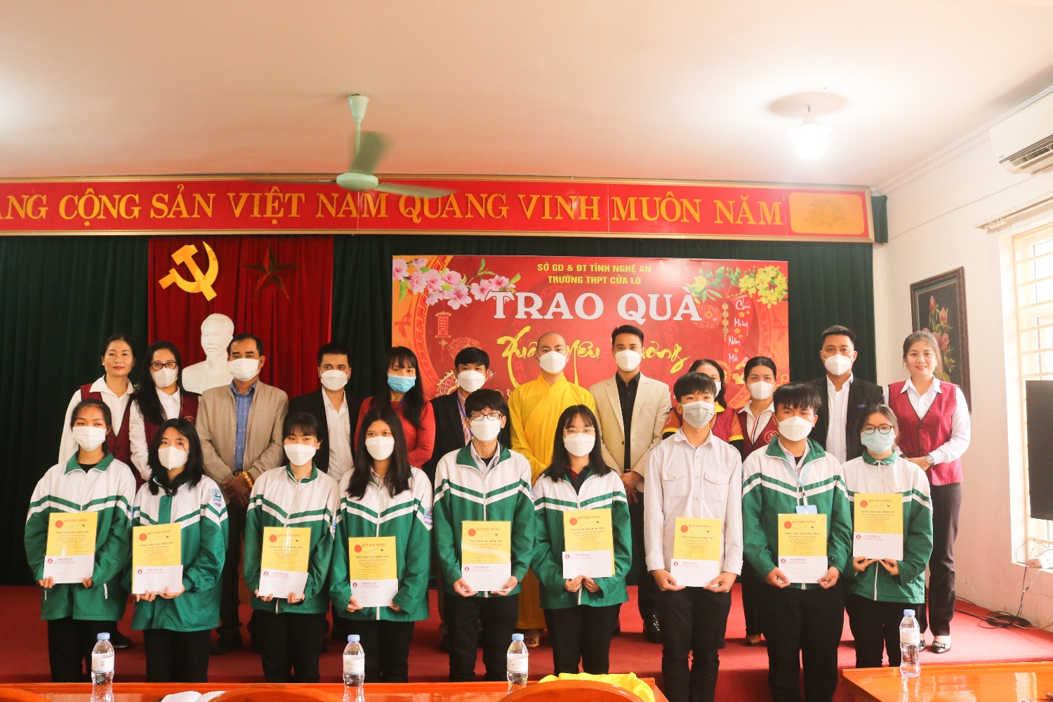 Ban giám hiệu nhà trường cùng Đại đức Thích Tâm Thành và thành viên hội từ thiện Tâm Bồ Đề trao quà cho các em học sinh.
