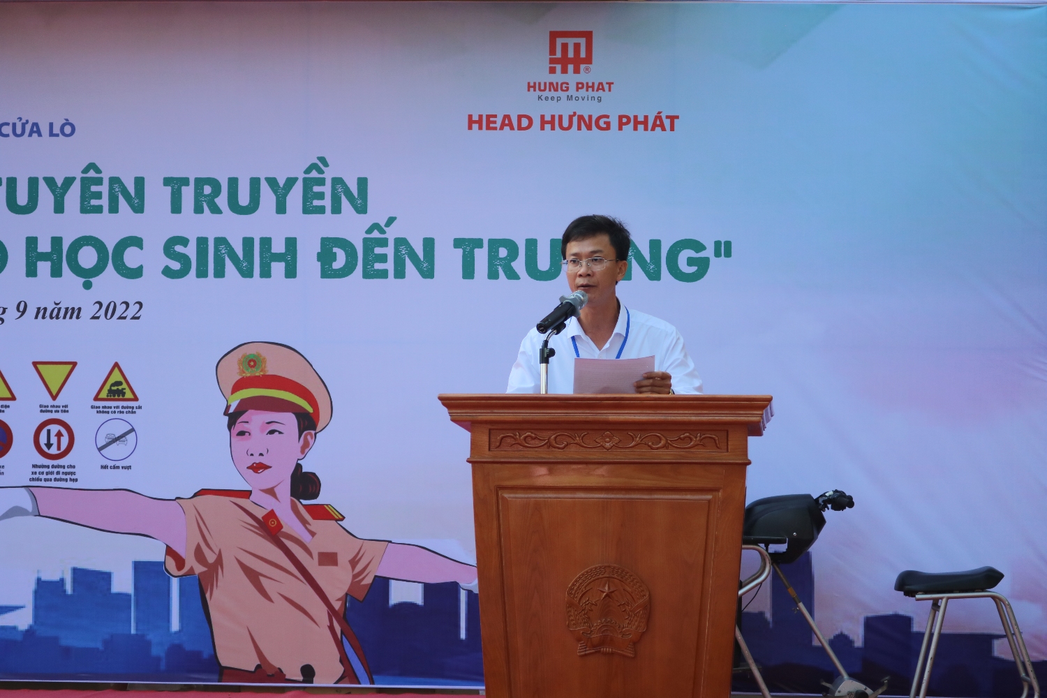 Thầy giáo Lê Văn Hoàng, Phó Hiệu trưởng nhà trường phát biểu về thực hiện an toàn giao thông trong nhà trường.
