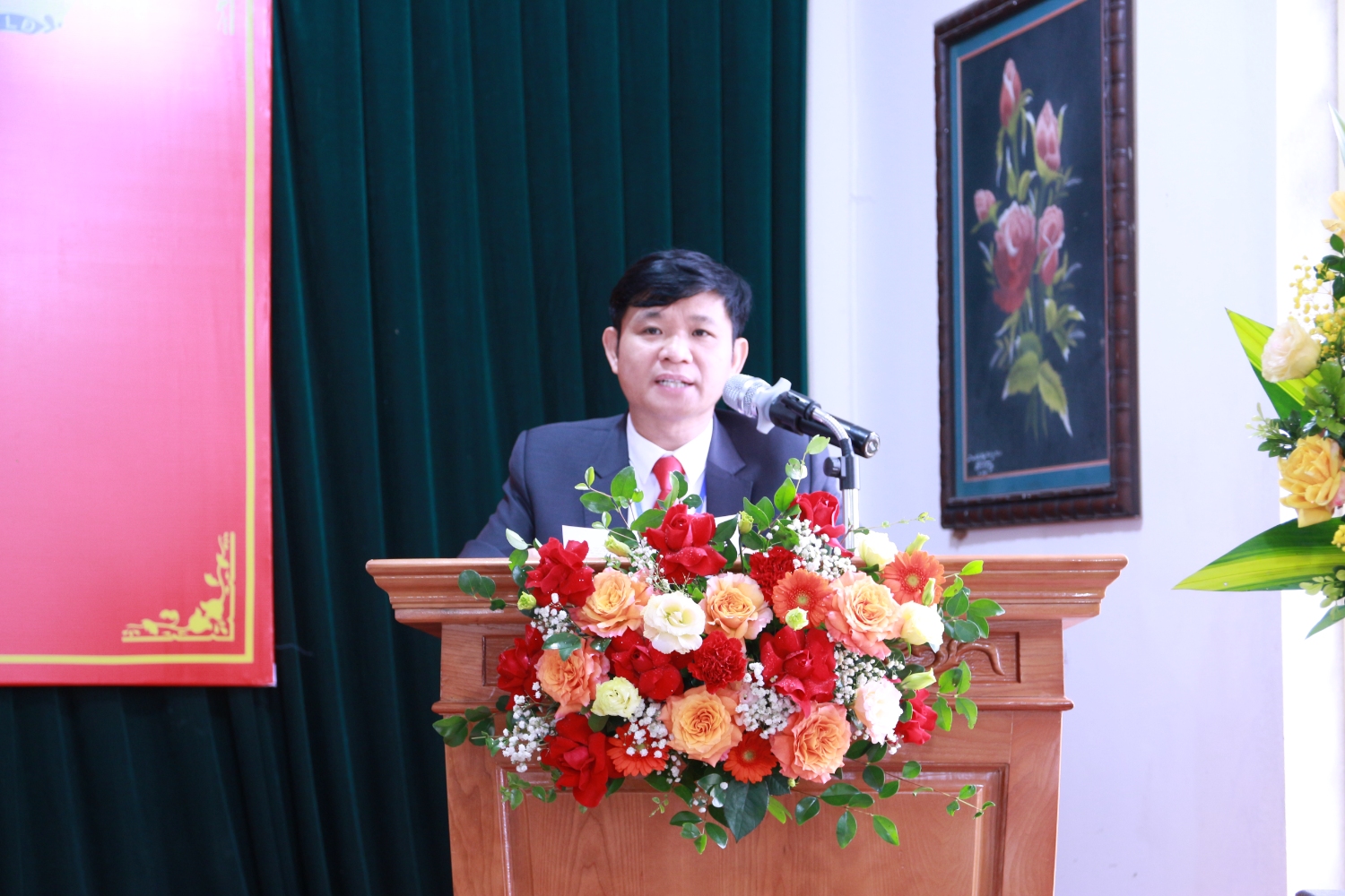 Thầy Nguyễn Hồng Hải Bí thư Chi bộ, Hiệu trưởng nhà trường đã thông qua dự thảo Báo cáo tổng kết hoạt động năm học 2021-2022