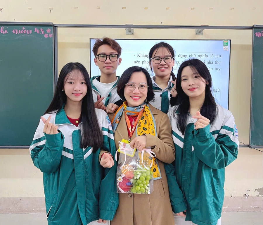 Ảnh các em 12D2 trở về thăm cô